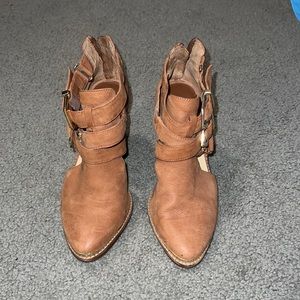 Size 6 Gianni Bini booties
